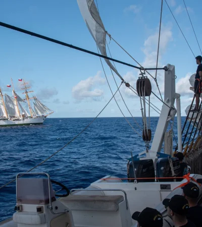 La goleta Esmeralda desde la fragata Libertad.
