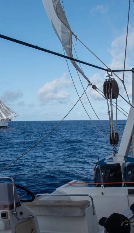 La goleta Esmeralda desde la fragata Libertad.