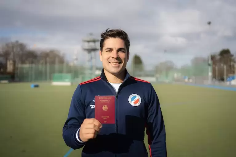 Gonzalo Peillat con el pasaporte alemán