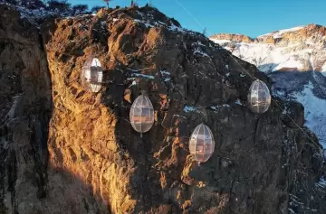 El hotel más alto del mundo que está "colgado" de la montaña patagónica