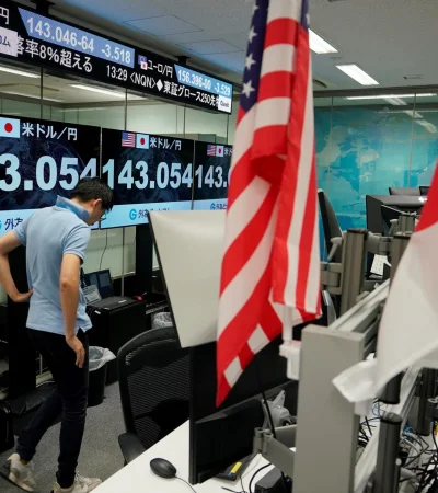 El índice Nikkei de la Bolsa de Tokio tuvo un derrumbe histórico y su tsunami toca la economía argentina