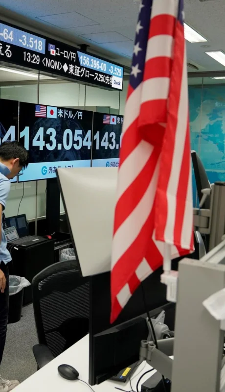 El índice Nikkei de la Bolsa de Tokio tuvo un derrumbe histórico y su tsunami toca la economía argentina