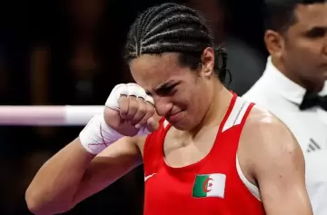 El papá de la cuestionada boxeadora salió en su defensa