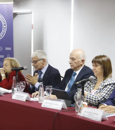 Mesa académica de la conferencia/