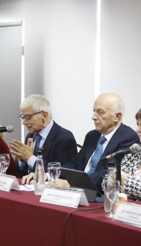 Mesa académica de la conferencia/