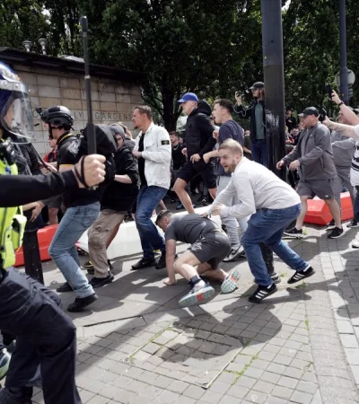 Grupos de extrema derecha habrían sido los responsables de los recientes disturbios