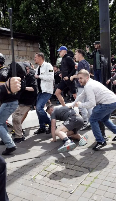 Grupos de extrema derecha habrían sido los responsables de los recientes disturbios