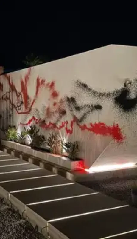 Pintaron la casa de Messi en Ibiza.