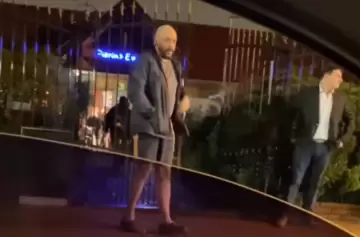 La reacción de un padre al buscar a su hija en su primera fiesta de 15