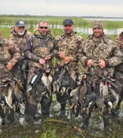 Los cazadores de Estados Unidos posando y ufanándose luego de haber masacrado a especies de patos protegidas.