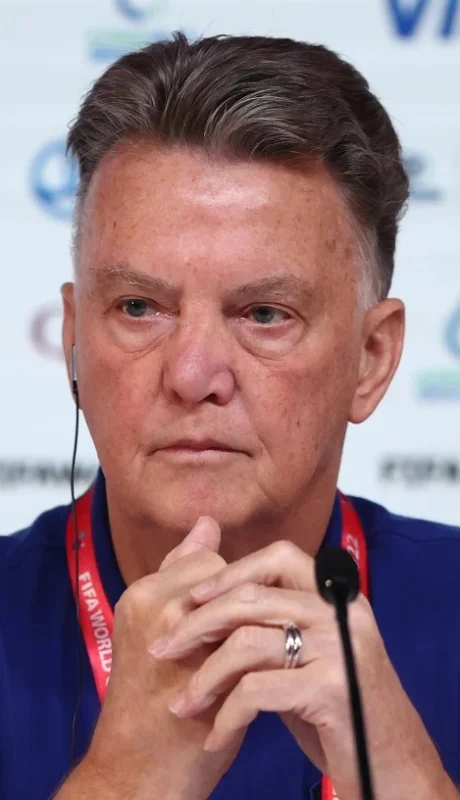 Louis Van Gaal no para de humillarse.