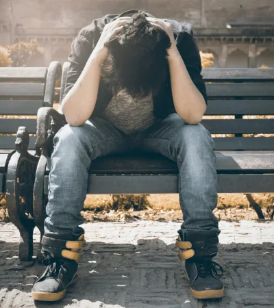 Jóvenes atrapados en el círculo vicioso de la salud mental