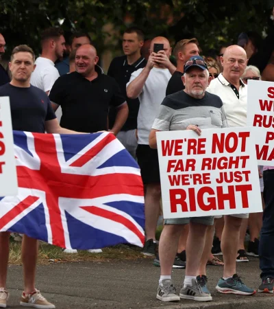 Se multiplican los carteles con frases como: "No more squatters", lo cual se traduce como "No más ocupas", en rechazo a los solicitantes de asilo