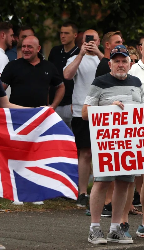 Se multiplican los carteles con frases como: "No more squatters", lo cual se traduce como "No más ocupas", en rechazo a los solicitantes de asilo