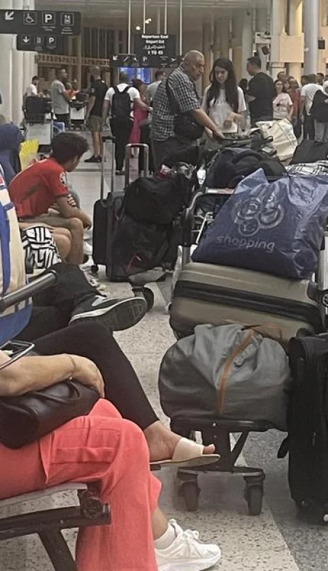 Muchos extranjeros y libaneses que residen fuera de su país esperan poder abandonar el país.