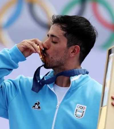 El maligno Torres al recibir la medalla en París.