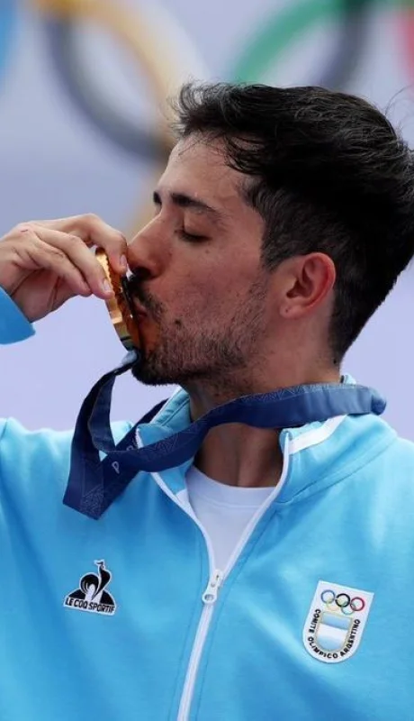 El maligno Torres al recibir la medalla en París.