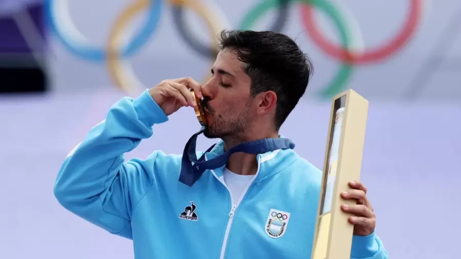 El maligno Torres al recibir la medalla en París.
