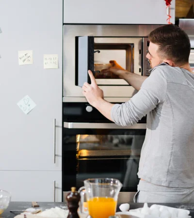 Hay seis alimentos que no hacen buenas migas con el microondas: ¿cuáles son?