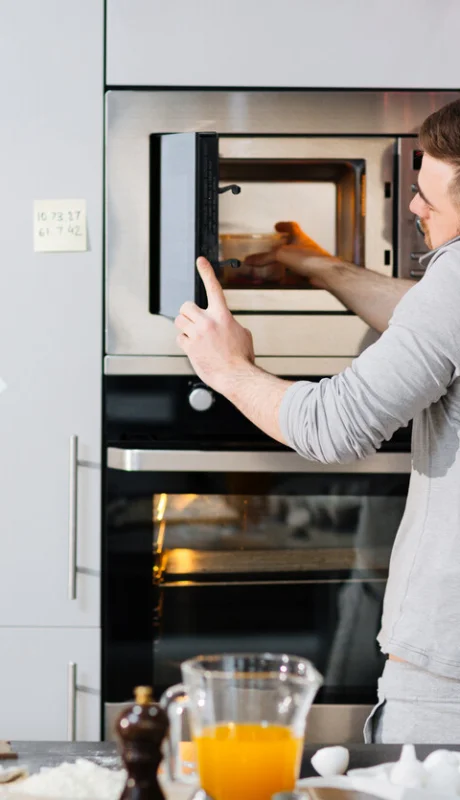 Hay seis alimentos que no hacen buenas migas con el microondas: ¿cuáles son?