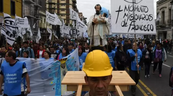 La multitud partió desde el barrio porteño de Liniers en el marco de la celebración del día del patrono del pan, la salud y el trabajo.