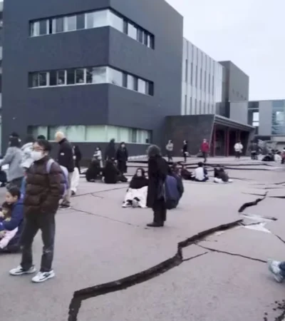 Grietas en la carretera causadas por un terremoto en Wajima.