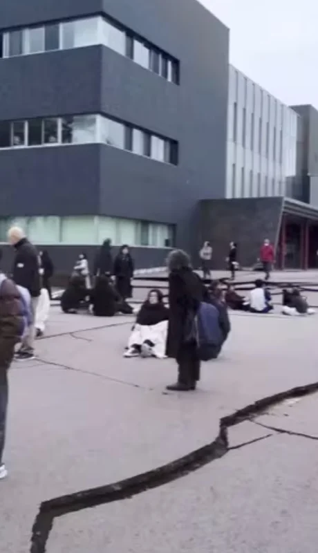 Grietas en la carretera causadas por un terremoto en Wajima.