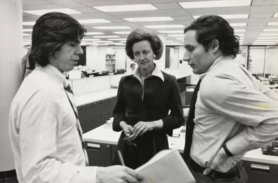 Carl Bernstein y Bob Woodward con la dueña y directora del The Washigton Post, Katharine Graham.