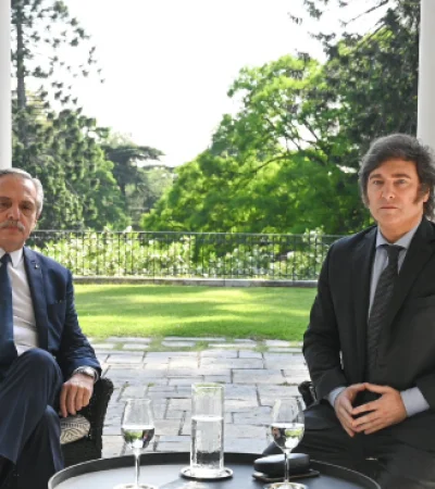 Primera reunión de Alberto Fernández luego de haberse conocido el resultado electoral presidencial con Javiel Gerardo Milei.