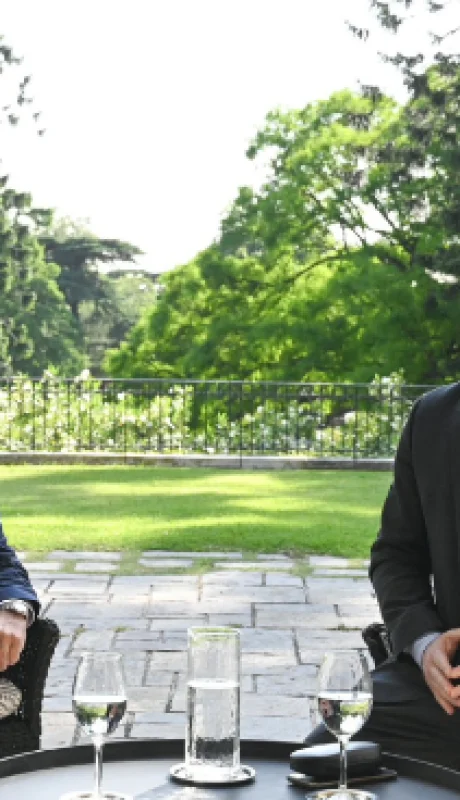 Primera reunión de Alberto Fernández luego de haberse conocido el resultado electoral presidencial con Javiel Gerardo Milei.