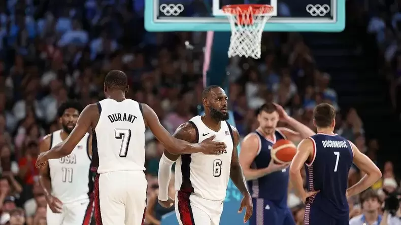 Estados Unidos sufrió pero venció a la Serbia de Jokic.