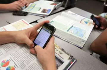 Mendoza no prohibirá el uso de celulares en las escuelas