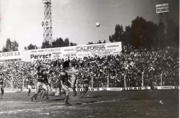 "Saltando y cantando: 'arriba la Lepra, arriba la Lepra'"