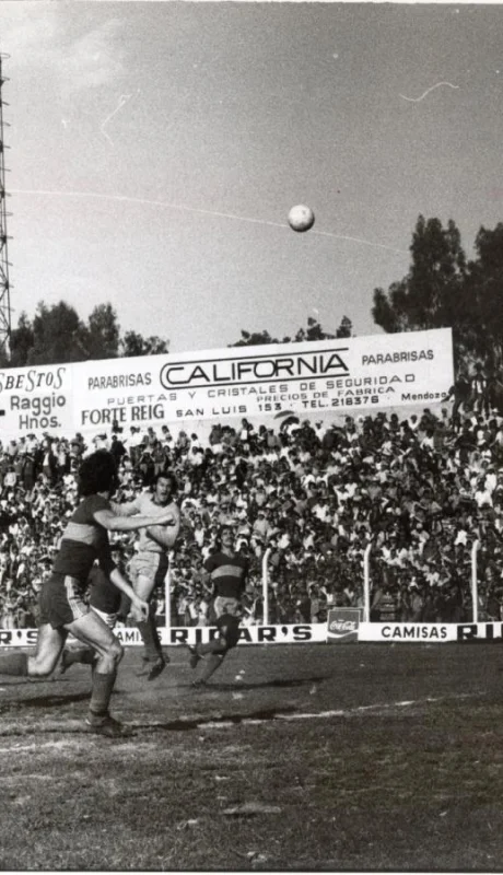 La Lepra y el Xeneize jugaron en 1973 /El Gráfico