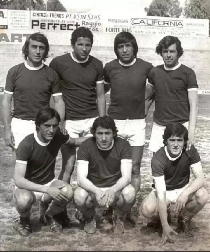 Parte del plantel azul, entre ellos el Víctor Legrotaglie (el cuarto de arriba)
