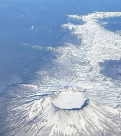 El Volcán Puyehue (del mapuche: puye hue 'lugar de puyes (peces)')1 es un volcán activo del tipo estratovolcán y cono colapsado, de 2240 m s. n. m.