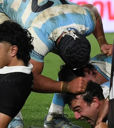 Agustín Creevy apoyó el último try para Argentina