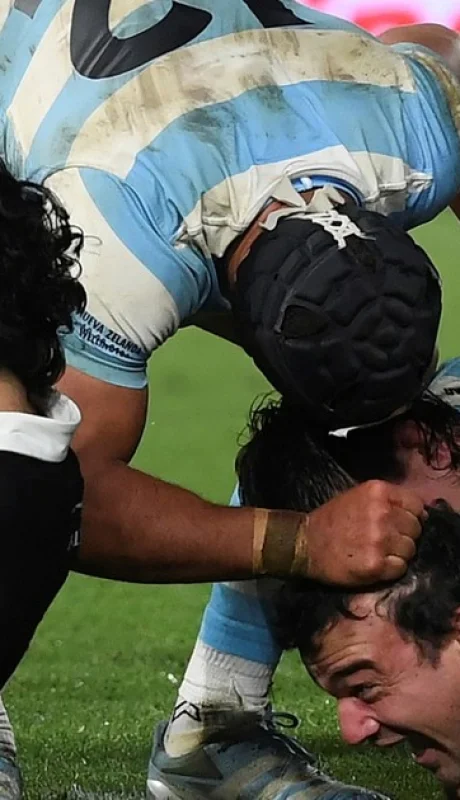 Agustín Creevy apoyó el último try para Argentina