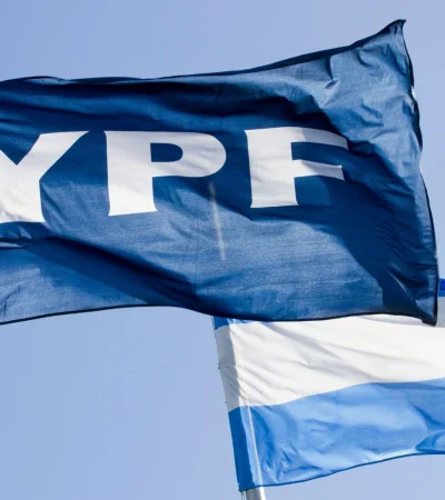 Buitres al acecho: intentarán embargar bienes por deuda de YPF