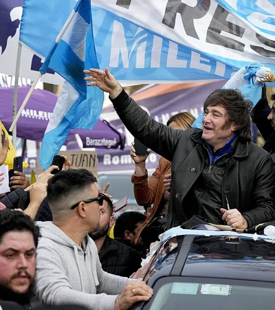 Milei en campaña con apoyo popular. (Foto: archivo web)