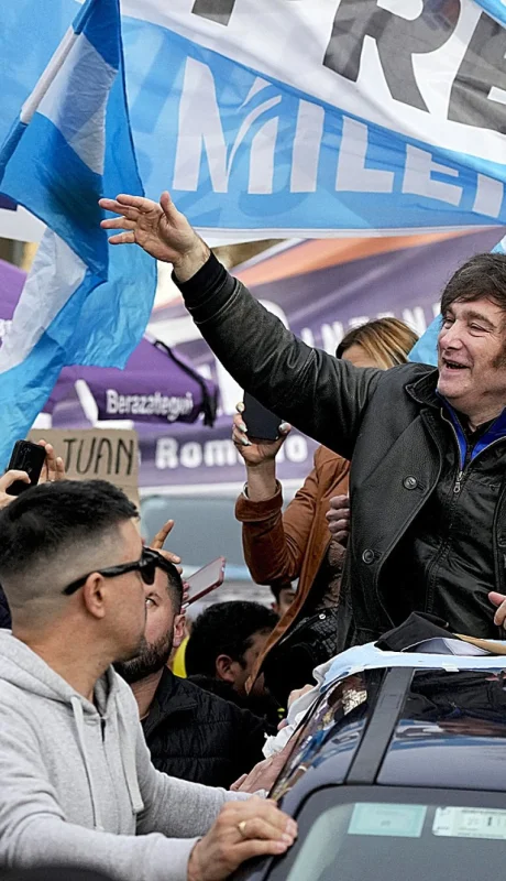 Milei en campaña con apoyo popular. (Foto: archivo web)