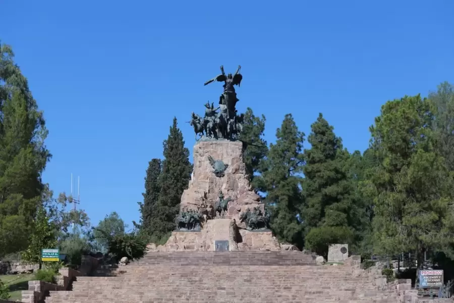 Cerro de la Gloria, ícono turístico de Mendoza