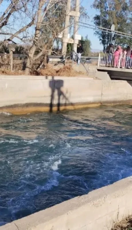 Un auto se precipitó a un canal y se llevó la vida de una mujer en San Rafael