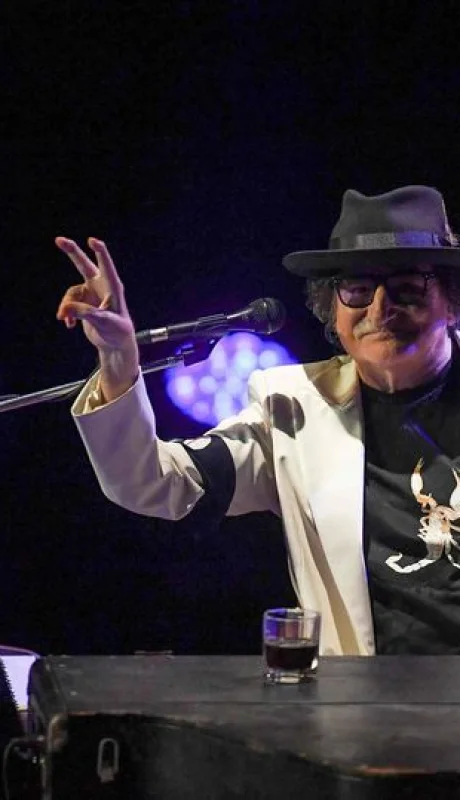 Charly en otra aparición reciente con la remera de La Lógica del escorpión.