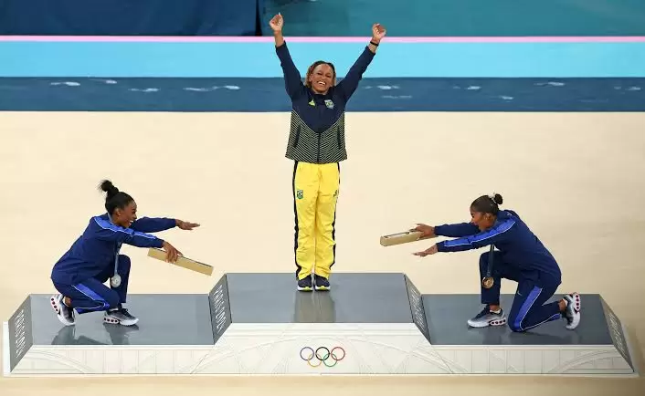 La icónica foto en que Simone Biles y Jordan Chiles reverencian a la brasileña Rebeca Andrade. Ahora Chiles quedó quinta