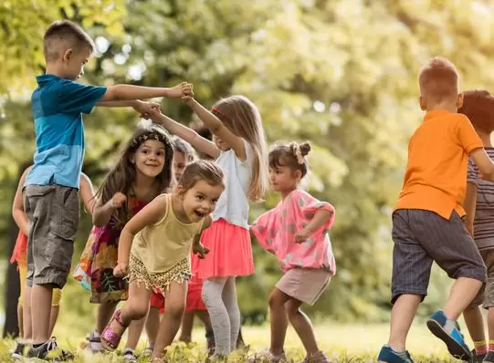 Cualquiera que haya pasado una tarde jugando con niños habrá comprobado que son capaces de continuar saltando y corriendo si parar.