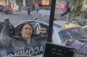 Furia al volante: una mujer destrozó un colectivo en Caballito tras choque menor