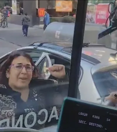 Furia al volante: una mujer destrozó un colectivo en Caballito tras choque menor