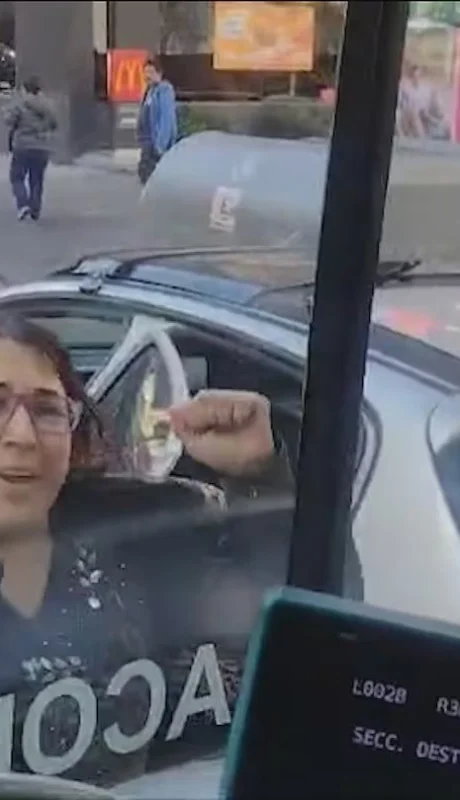 Furia al volante: una mujer destrozó un colectivo en Caballito tras choque menor