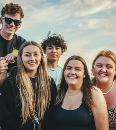 Jóvenes solidarios.